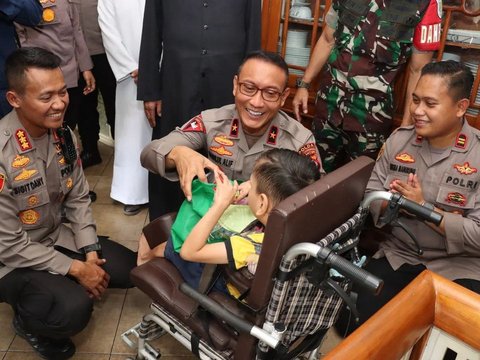 Wakapolda Banten Borong Lukisan Saat Sambangi Yayasan yang Rawat Anak-anak ABK 'Karya-karya Mereka Luar Biasa'