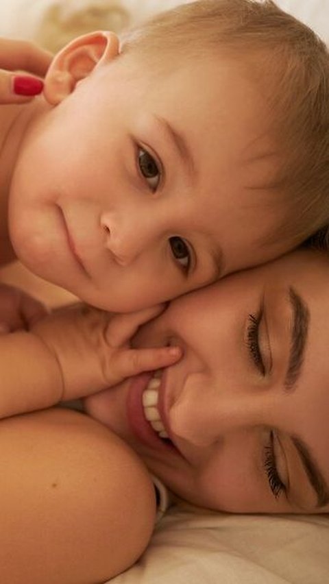 Bisakah Skin to Skin Membantu Turunkan Demam pada Bayi?