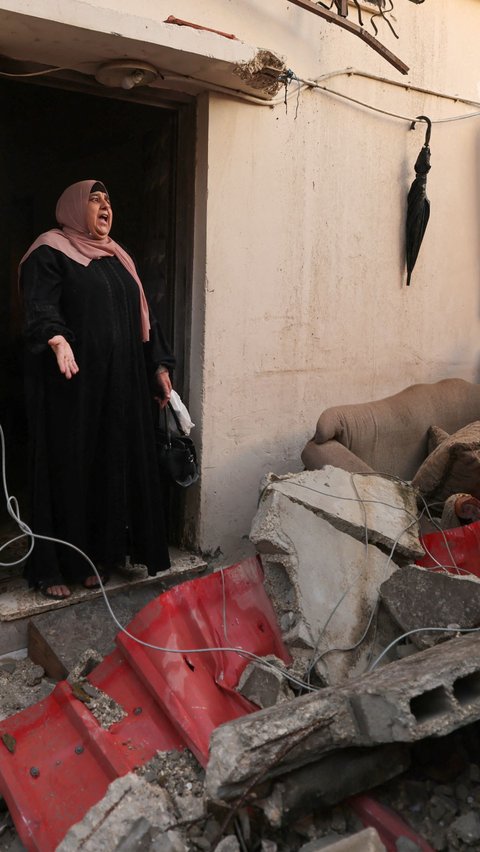 Reaksi seorang penduduk warga Palestina yang menjadi korban serangan setelah tentara Israel menghancurkan sebuah rumah di kamp Asker.
