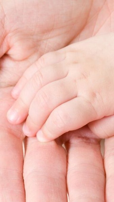 Meskipun skin to skin dapat membantu meredakan demam pada bayi, penting untuk tetap memantau kondisi bayi dan berkonsultasi dengan dokter jika demam tidak kunjung membaik. Selain itu, pastikan Anda melakukan skin to skin dengan benar dan dalam kondisi yang nyaman bagi Anda dan bayi.