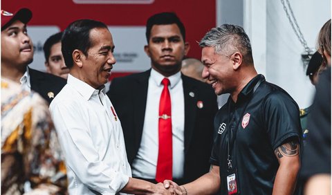 Ada juga yang salfok ke arah paspampres. Tampak Paspampres mengawal Presiden Jokowi.