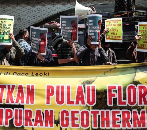 Sejumlah pengunjuk rasa menggelar aksi di depan Kedutaan Besar Jerman, Jalan MH Thamrin, Jakarta Pusat, Rabu (9/8/2023). Mereka menentang proyek geothermal di Gunung Poco Leok, Pulau Flores, Nusa Tenggara Timur.