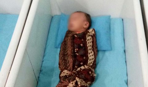 Polisi menduga motif pembuangan bayi ini lantaran faktor ekonomi. Pasalnya orangtunya juga meninggalkan surat untuk menitip bayi tersebut ke pasangan yang menginginkan anak.