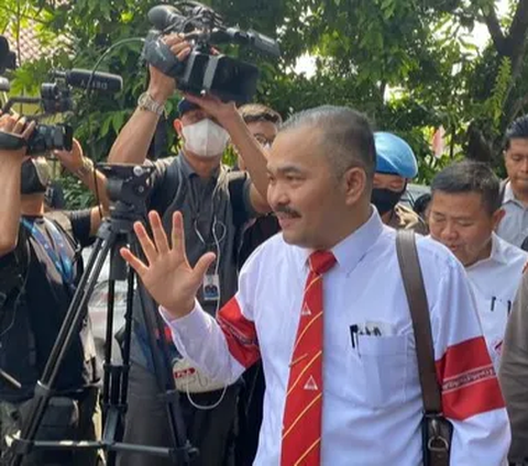 Bareskrim Polri resmi menetapkan Kamaruddin Simanjuntak sebagai tersangka kasus berita bohong alias hoaks.