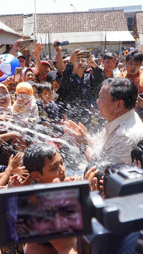 Potret Prabowo Asyik Main Air dengan Anak-Anak di Gunungkidul