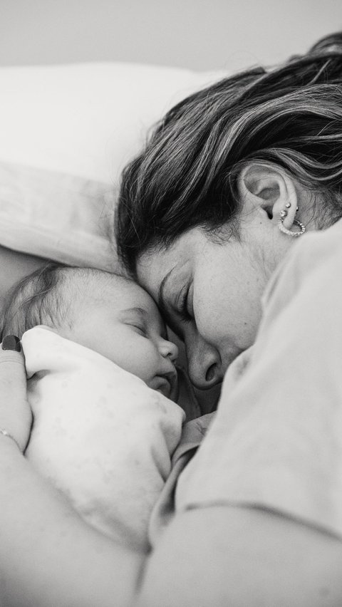 Masih Menyusui Bayi, Ini Cara bagi Ibu agar Bisa Tidur Cukup