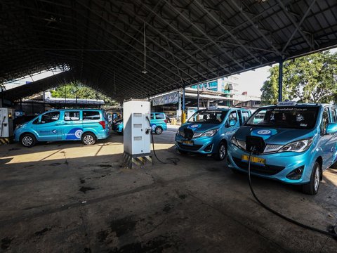 FOTO: Mengintip Stasiun Pengisian Daya Taksi Listrik di Markas Blue Bird