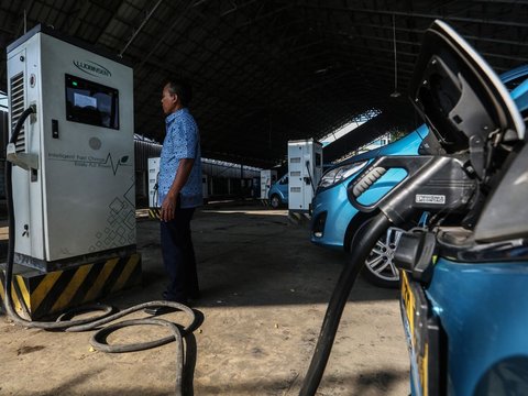 FOTO: Mengintip Stasiun Pengisian Daya Taksi Listrik di Markas Blue Bird