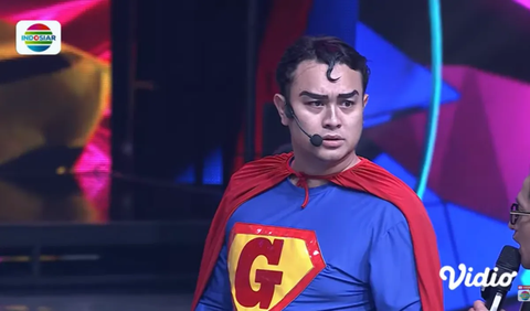 Salah satu yang mencuri perhatian saat salah satu host D'Academy Asia 6, Gilang Dirga adu panco dengan Andika Perkasa. Gilang Dirga tampak mengenakan baju Superman.