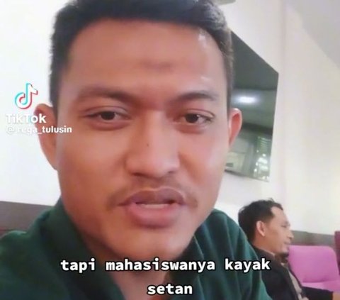 Di awal video, dosen yang diketahui bernama Rega  mengatakan jika hari ini ia sedang menguji skripsi. Namun, menurutnya mahasiswanya mirip setan.<br><br>