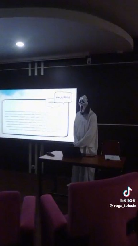 Bikin Heran, Mahasiswa Ini Malah Pakai Kostum Hantu saat Ujian Skripsi