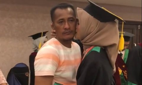 Tak Ingin Menangis, Begini Momen Ayah Tahan Air Mata Haru saat Wisuda Anak