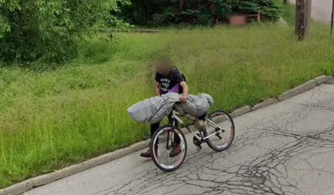 Pengunggah gambar tersebut, yang hanya dikenal sebagai Tami, membagikan foto pada Juni 2019 yang menunjukkan seorang pria mendorong sepeda di sepanjang Kent Street di Akron, Ohio.
