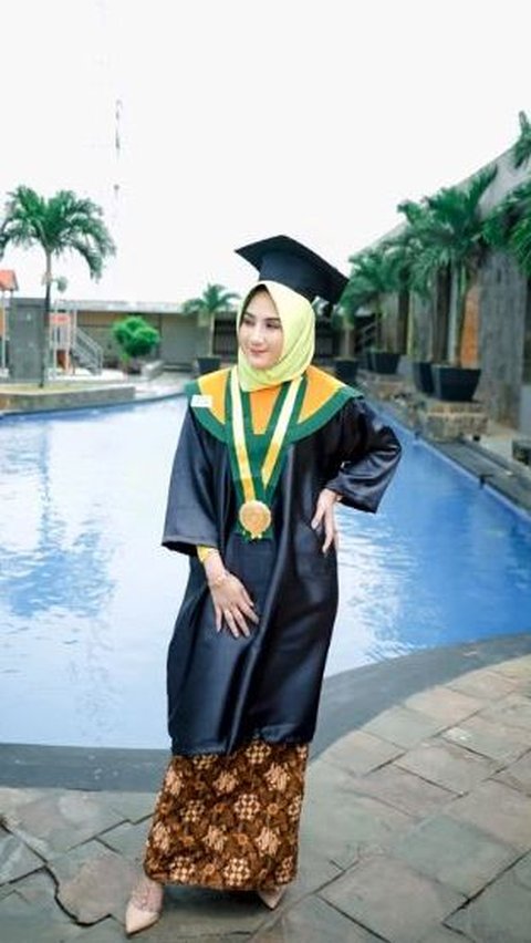 Adelia Putri Salma merupakan lulusan S2 Magister Manajemen di salah satu universitas.