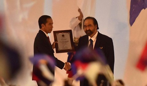 Dia tak mau menanggapi soal pecahnya koalisi partai, usai isu Anies berpasangan dengan Cak Imin di Pilpres 2024. Jokowi mengatakan hal tersebut urusan partai politik.<br>