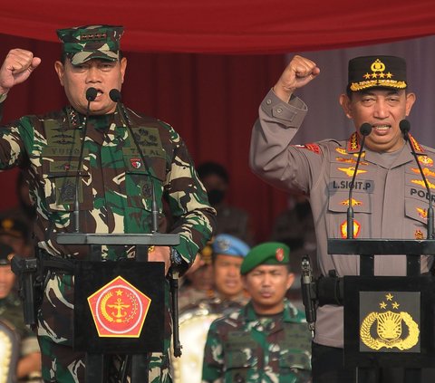 Panglima TNI Laksamana TNI Yudo Margono bersama Kapolri Jenderal Pol Listyo Sigit Prabowo memimpin Apel Gelar Pasukan Pengamanan Konferensi Tingkat Tinggi (KTT) ke-43 ASEAN di Lapangan Silang Monas, Jakarta, Jumat (1/9/2023).