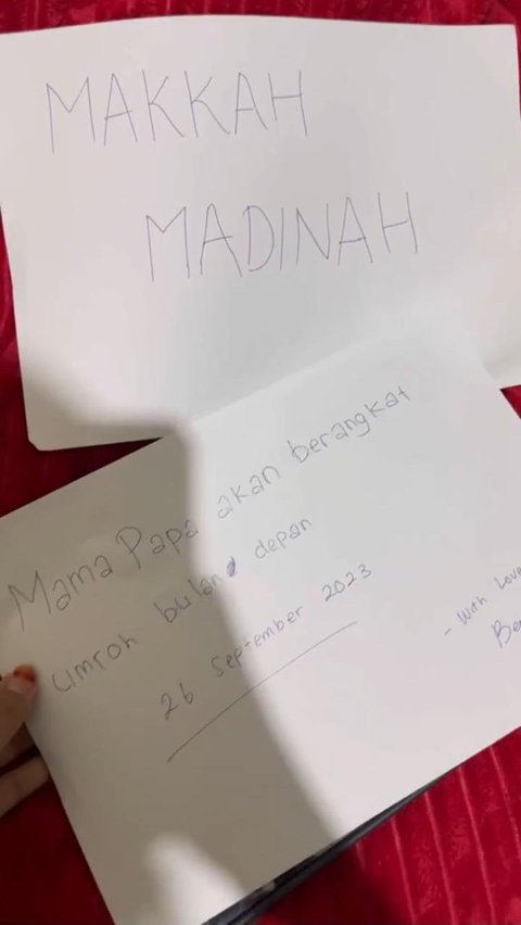 Aksi Wanita Beri Hadiah Umrah untuk Kedua Orang Tuanya Ini Viral, Banjir Pujian