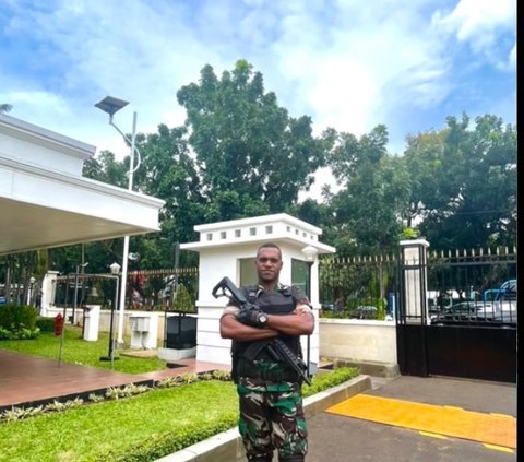 Ternyata pria ini berprofesi sebagai TNI. Dilansir dari akun TikTok miliknya, ia bertugas di Bogor, Jawa Barat. Pria ini membagikan potretnya saat menggunakan seragam TNI.