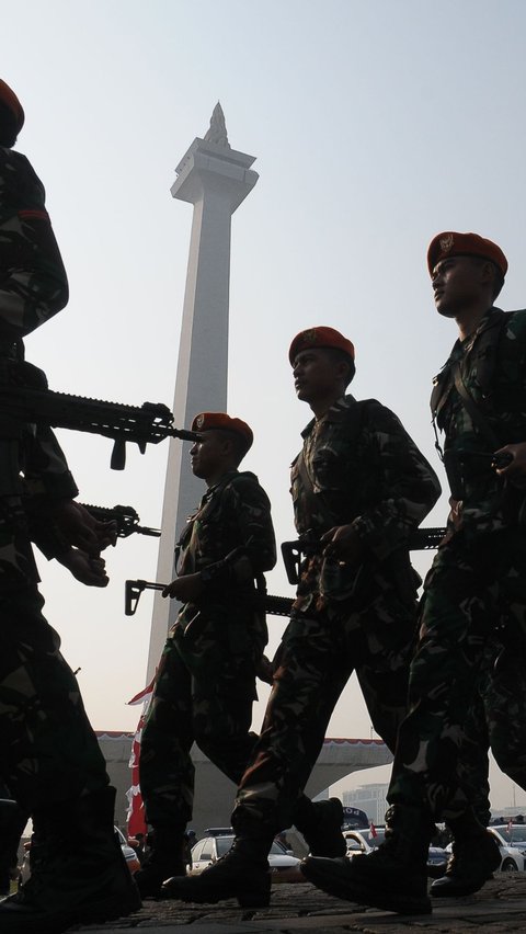 Sejumlah personel TNI/Polri mengikuti apel gelar pasukan dalam rangka pengamanan KTT ASEAN di Lapangan Silang Monas, Jakarta, Jumat (1/9/2023).