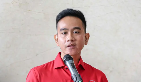 Saat didesak apakah dia merasa diuntungkan ketika Cak Imin berpindah ke bacapres lain, Gibran justru menyebut sejumlah nama yang dianggapnya lebih pantas. <br>