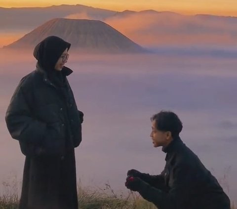 Video ini memperlihatkan seorang wanita yang tengah menikmati pemandangan di sekitar Gunung Bromo. Tiba-tiba ia dikejutkan dengan aksi sang kekasih yang berlutut di depannya. 