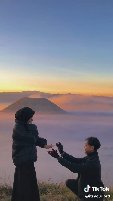 Viral Momen Romantis Wanita Dilamar Kekasihnya di Bromo, Bikin Baper