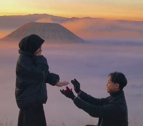 Tak disangka sang kekasih memberikan cincin untuk pacarnya. Wanita tersebut tampak terharu ketika dilamar kekasih di Gunung Bromo. 