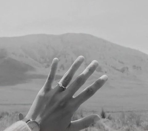 Wanita ini pun menerima lamaran kekasihnya. Tampak cincin melingkar di jari manis wanita tersebut. Ia juga mengambil foto dengan background gunung Bromo.