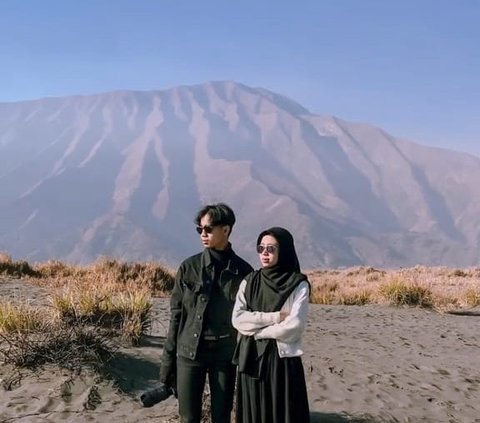 Pasangan ini juga membagikan potret romantisnya saat berada di Bromo. Keduanya terlihat mengenakan baju serasi warna hitam. Pasangan ini pun berhasil membuat baper warganet.