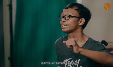 Dari Atas Kursi Roda, Penderita Celebral Palsy Menangkan Kompetisi Logo dan Desain dari Amerika