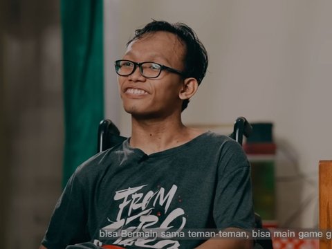 Dari Atas Kursi Roda, Penderita Celebral Palsy Menangkan Kompetisi Logo dan Desain dari Amerika