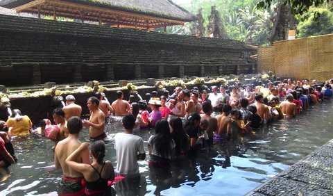Ritual melukat kini tampak menjadi daya tarik wisata di Bali. <br>