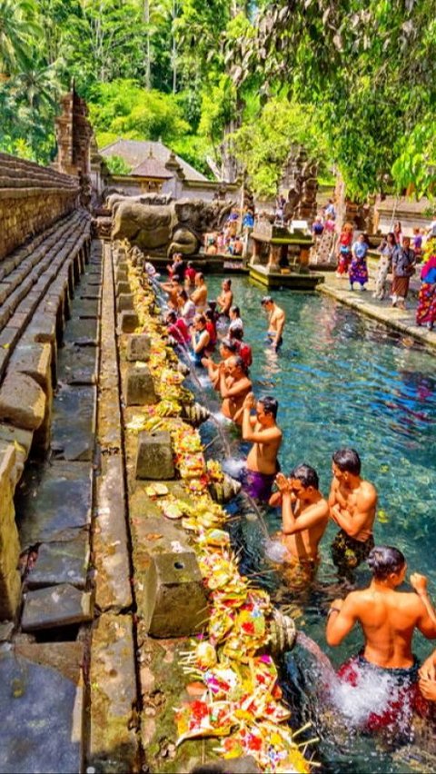 Bukan Hanya Sekedar Tren, Ini Manfaat Dari Tradisi Melukat di Bali