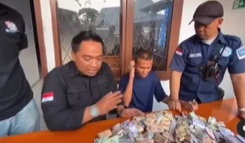 Menariknya, pria tuna wicara tersebut ternyata mengantongi uang hasil mengemis dengan nilai yang fantastis. Dalam kantong kresek hitam, pria tersebut setidaknya diketahui berhasil mengumpulkan Rp30 juta.