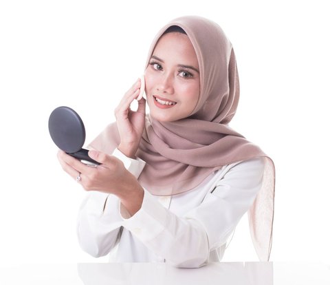 Cara Touch Up Bedak di Kulit Berminyak, Finishing Look Jadi Flawless