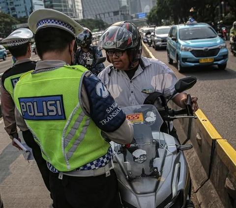 Polisi dan Pemprov DKI Jakarta menggelar razia uji emisi perdana hari ini, Jumat (1/9). Razia digelar di sejumlah titik wilayah DKI Jakarta.