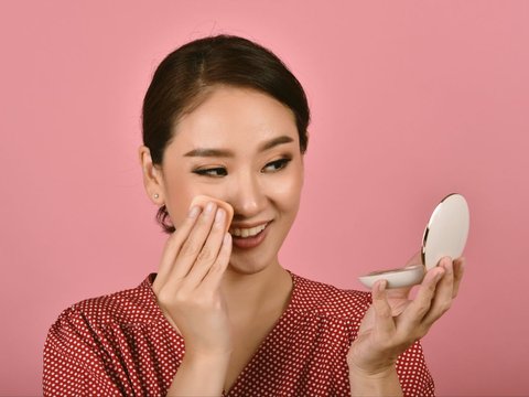 How to Touch Up Powder on Oily Skin, Achieve a Flawless Finishing Look