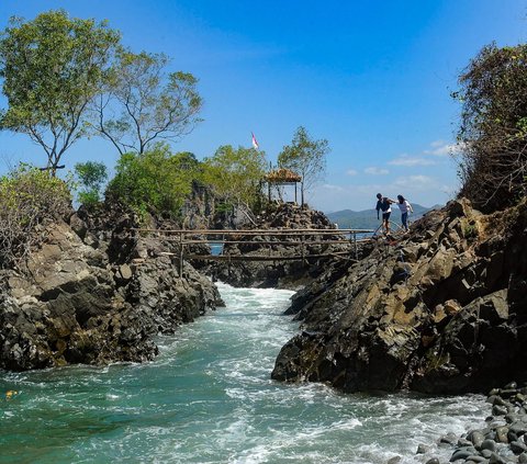Desa Wisata Nglebeng, Kecamatan Panggul, Trenggalek, menyimpan keindahan alam wisata pantai selatan. Salah satunya adalah Lembah Watu Pawon yang eksotis dengan gugusan karang berpadu deburan ombak.<br>