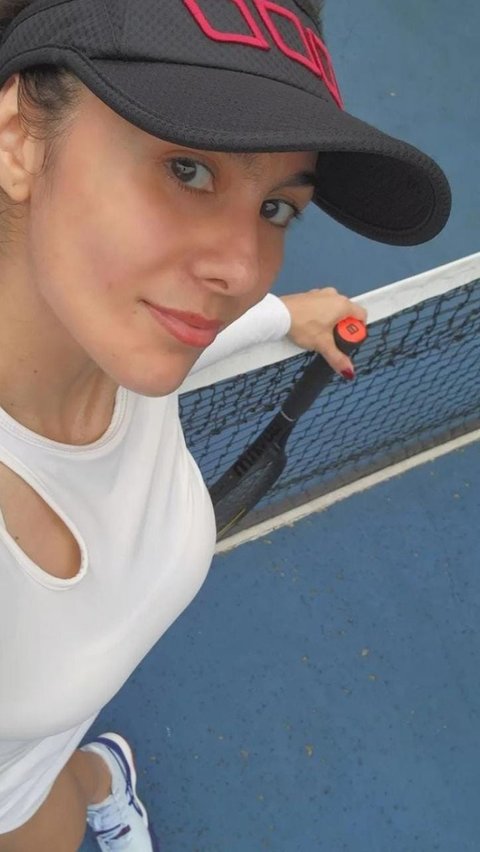 Pada saat bermain Tennis pun Wulan Guritno berani tampil tanpa makeup.<br><br>Foto/Instagram@wulanguritno<br>