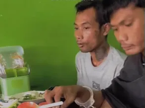 Momen Tahanan Makan Bareng Polisi di Warteg, Tangan Diborgol Tetap Makan Santai