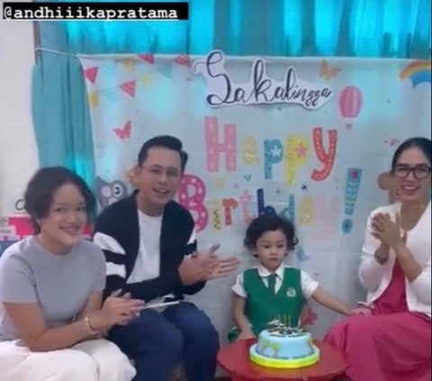 Ini momen ulang tahun Saka yang dirayakan di sekolah. Tampak Ussy dan Andhika menemani anak bungsunya. Sang kakak juga ikut merayakan ulang tahun Saka.