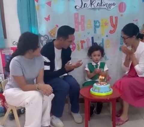 Saka terlihat diam dan sedikit bingung. Ia pun meniup lilin ulang tahun yang telah disediakan. Tampak teman-temannya menyanyikan lagu ulang tahun.