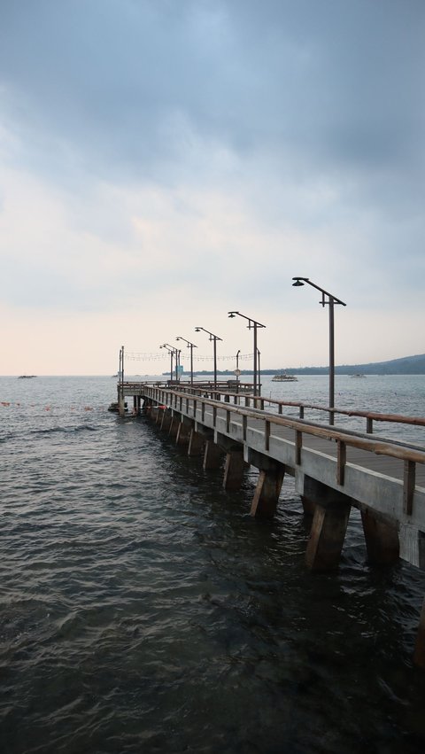 Kecamatan Anyer di Provinsi Banten memang terkenal dengan wisata pantainya. Saat sedang berada di Banten, jangan sampai Anda melewatkan kunjungan ke kawasan Anyer. Di daerah ini, ada banyak pilihan wisata pantai cantik dengan ciri khas yang unik. Wisata pantai Anyer dapat destinasi liburan dan pelepas penat bersama keluarga Anda.