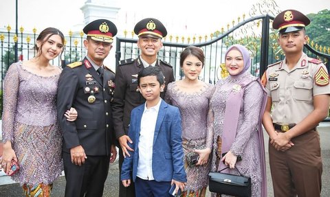 Senyum Manis Ipda Bima Mukti Anak Jenderal Polisi Pose Bareng Orangtua, Kompak Pakai Batik sama Sang Ayah, Ibunya Berbaju Adat