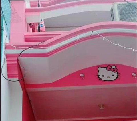 Ini potret penampakan bagian depan rumah Hello Kitty. Tampak rumah tersebut berada di sebuah gang kecil. Bagian depan rumah terlihat gambar Hello Kitty. Tentunya bagian depan rumahnya berwarna pink.