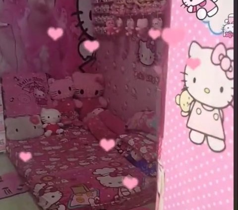 Masuk ke dalam rumah, tampak penampakan serba pink. Terlihat tempat tidur yang serba Hello Kitty. Selain itu di sekitar tempat tidur juga terdapat banyak boneka Hello Kitty.