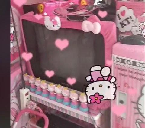 Pemilik rumah juga menghias televisi dengan pernak-pernik Hello Kitty. Terlihat televisi yang dibalut hiasan Hello Kitty warna pink. Gorden di rumah ini juga Hello Kitty.