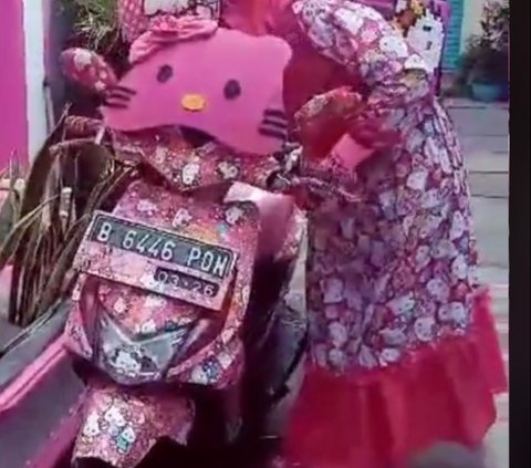 Tak hanya rumah, motor penggemar ini juga bernuansa Hello Kitty. Tampak motor dengan corak gambar Hello Kitty, bahkan ada hiasan Hello Kitty.