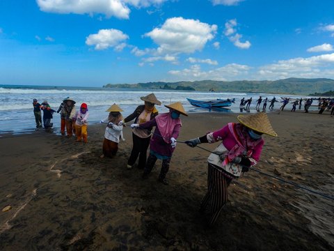 FOTO: Fenomena El Nino Membawa Berkah Bagi Nelayan Jaring Tarik di Trenggalek