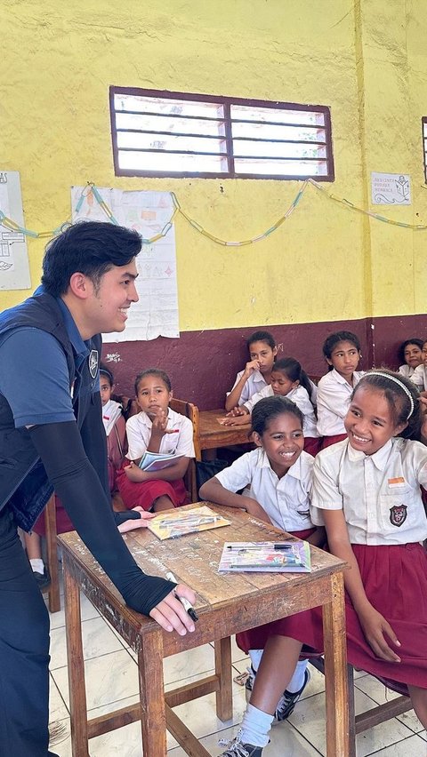 Kegiatan mengajar yang dilakukan Jerome di Lembata berlangsung seru. Ia terlihat diterima baik oleh siswa-siswa yang ada di sana. 